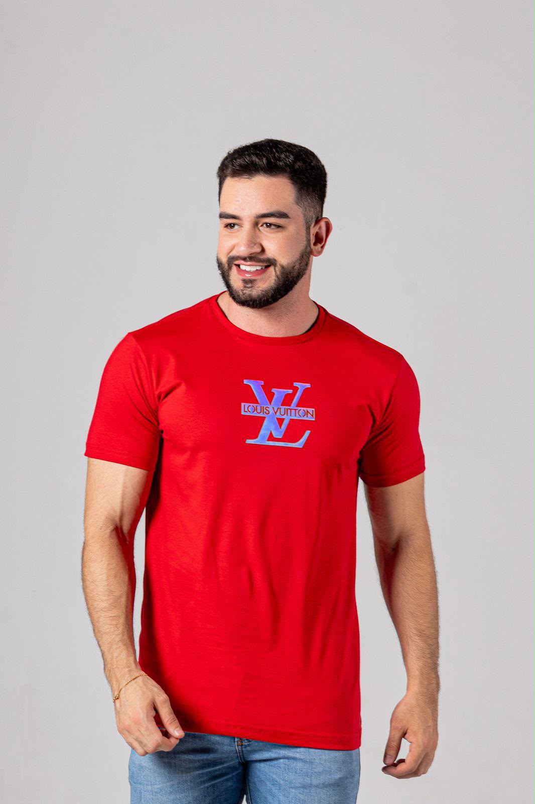 Camiseta marrom Gucci com letreiro colorido estampado.